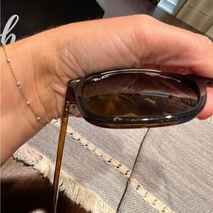 Women’s Raybans comes w case & cloth